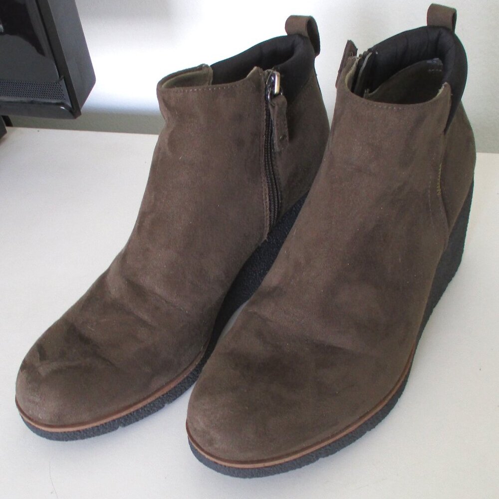 Dr. Scholl's "Berklie" Womens Taupe Faux Suede 2.5" Rubber Wedge Ankle Boot- 10M - Picture 7 of 9